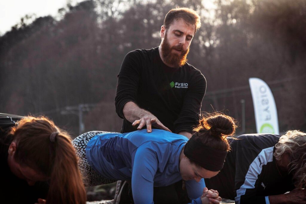 Nicolas der vejleder en sej bootcampdeltager om udførelsen af øvelser