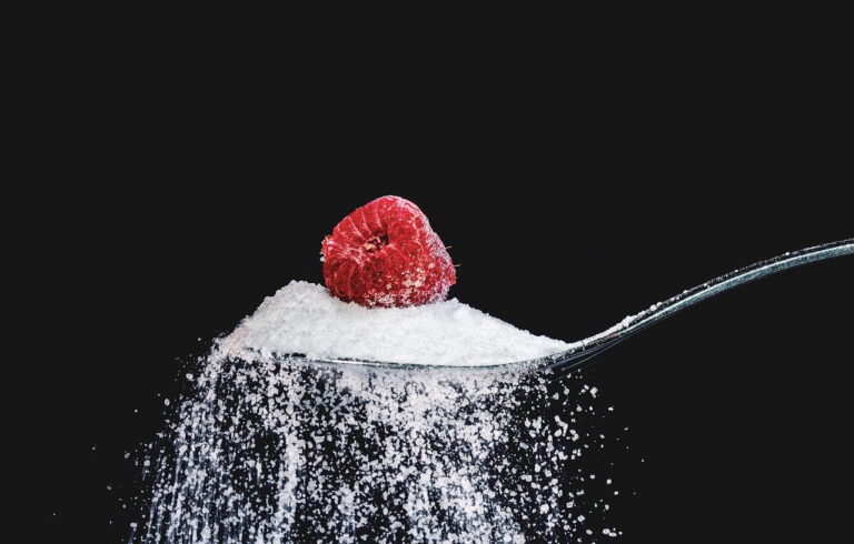 raspberry, sugar, spoon. Sukker
