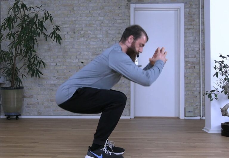 Fysioterapeut Nicolas Rockland gennemfører en statisk squats