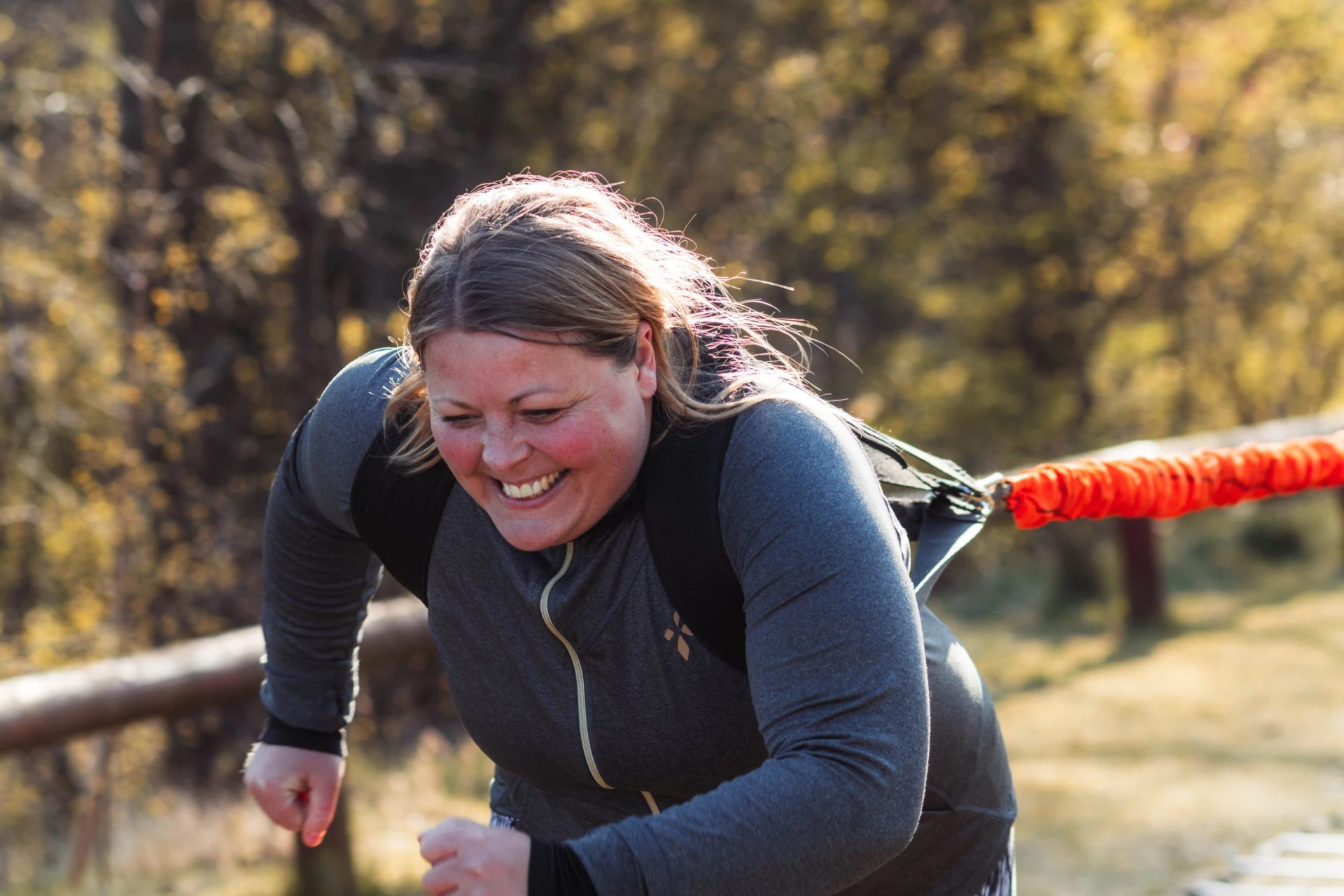 En bootcampdeltager der kæmper med modvægten fra en anden deltager