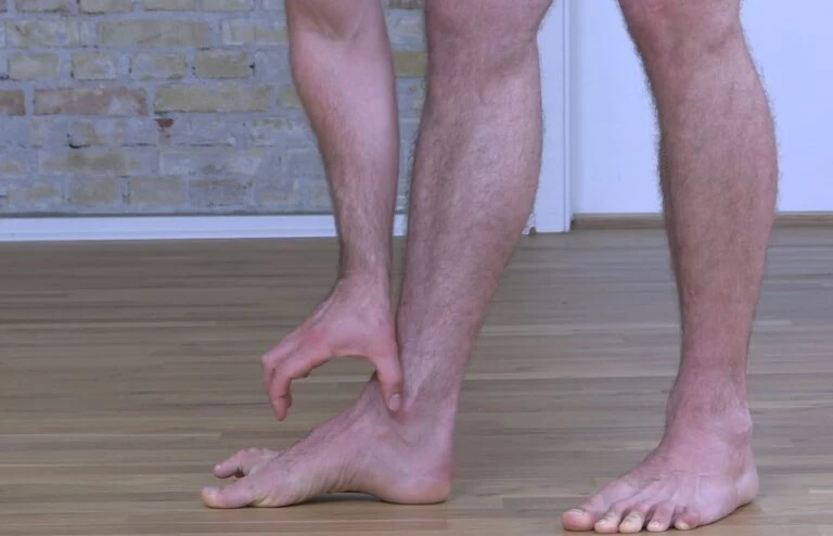 Fysioterapeut Nicolas Rockland gennemgår kortfodsøvelsen