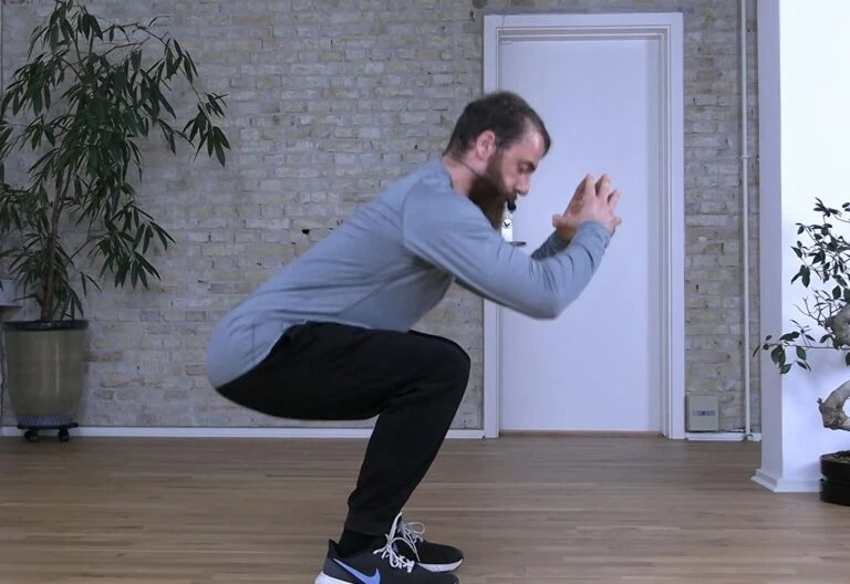 Fysioterapeut Nicolas Rockland gennemfører en statisk squats
