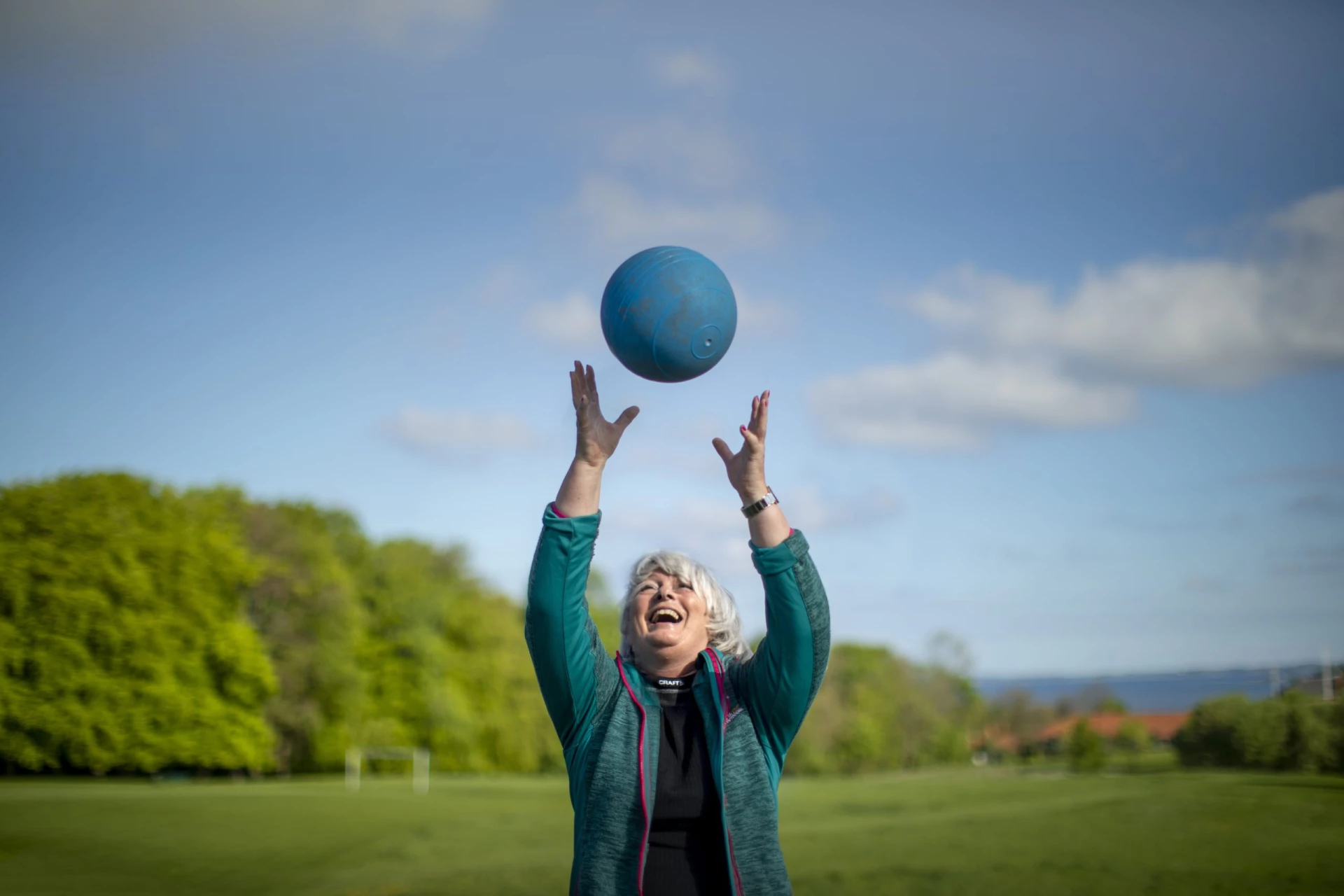 Majbritt kaster med Pamels slamball