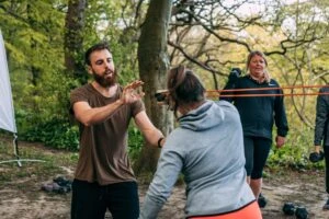 Træning med fysioterapeut udendørs.jpgw3.webp