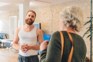 Nicolas byder deltager velkommen til Yoga Prehab i Aarhus C